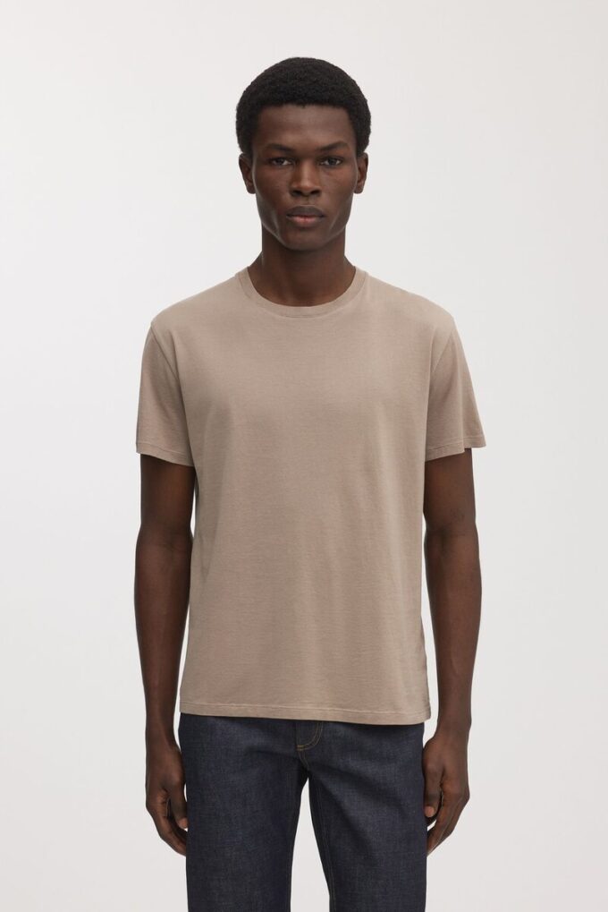 Den lätta T-shirten