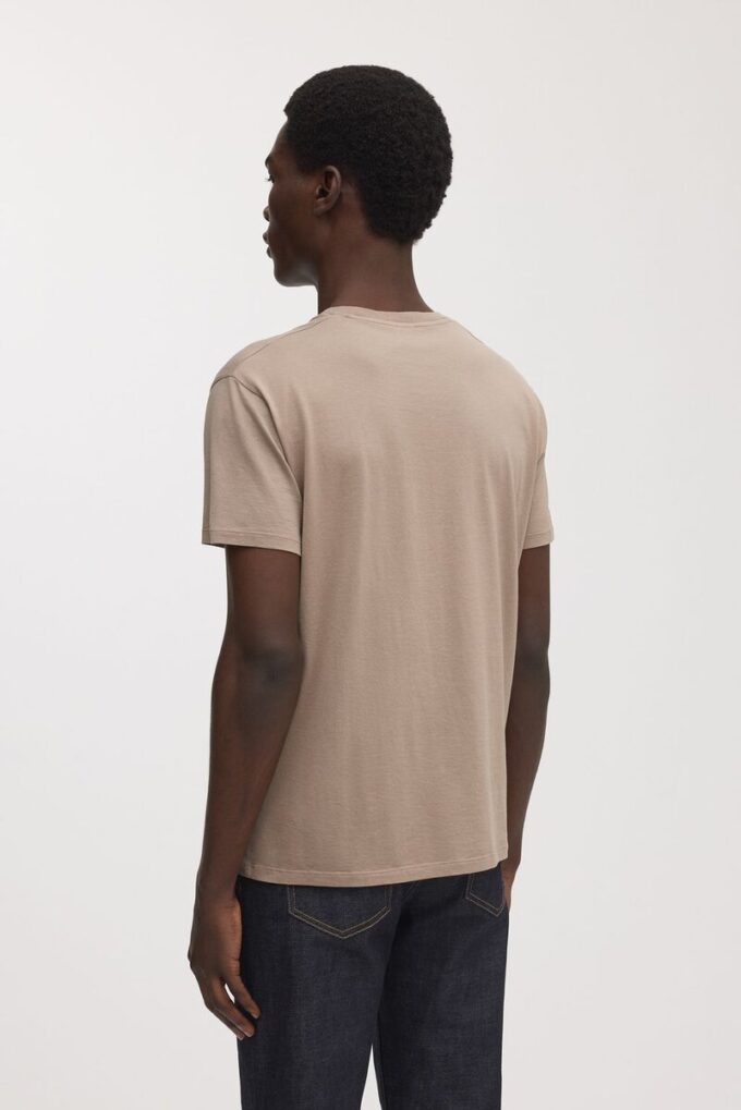 Den lätta T-shirten