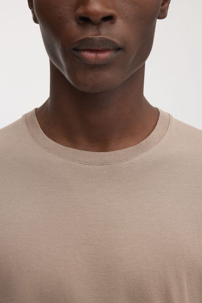 Den lätta T-shirten