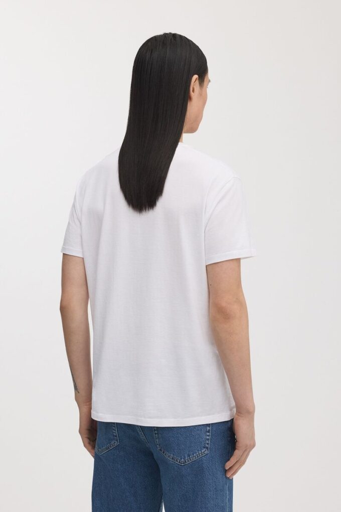 Den lätta T-shirten